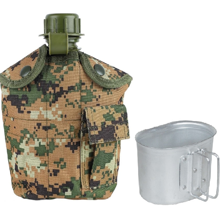 Recipient pentru apa, Zola®, husa si cana inclusa, 1 l, model militar, plastic si aluminiu, maro army Recipient pentru apa, Zola®, husa si cana inclusa, 1 l, model militar, plastic si aluminiu, maro army